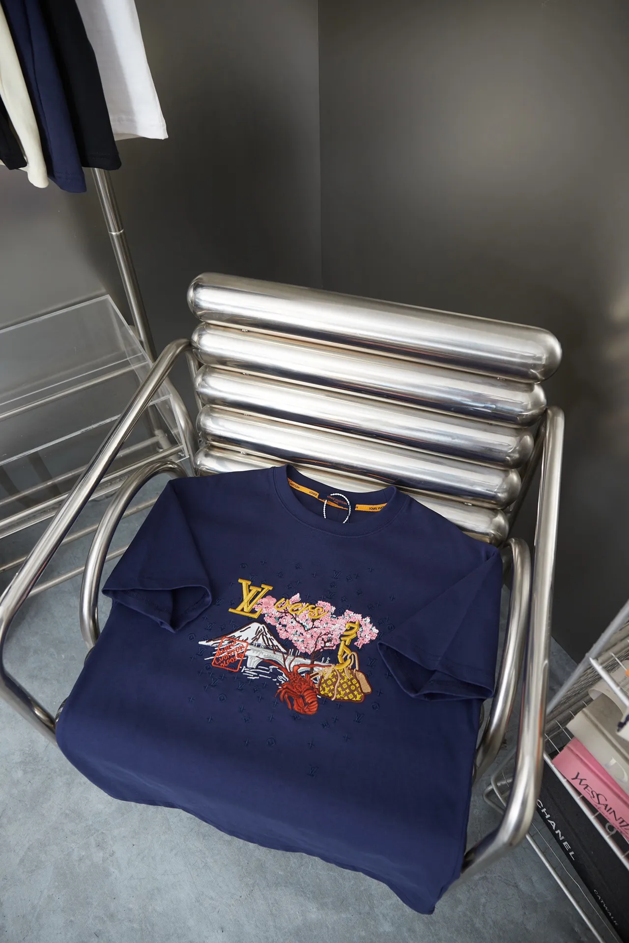 🅿️190 Louis LV 25ss early spring new short-sleeved LV letter landscape embroidered short-sleeved light luxury essential item for daily commuting for men and women Correct version Welcome to compare Detailed features · Imported Tajima machine embroidery three-dimensional embroidered LV letters ➕ Scenic area pattern · Customized new collar label on the back panel · Original main mark washed tag brand moisture-proof paper packaging Color: blue Size: S/M/L/XL